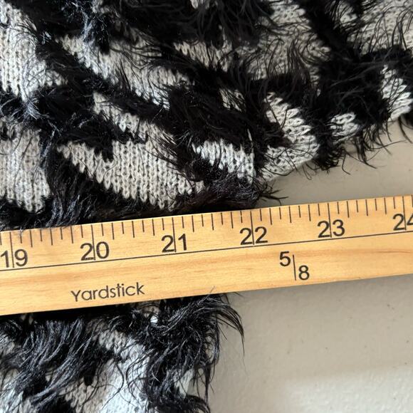 Forever 21 Women's Fuzzy Knit Houndstooth Cardigan Sweater‎ Medium - Picture 6 of 10